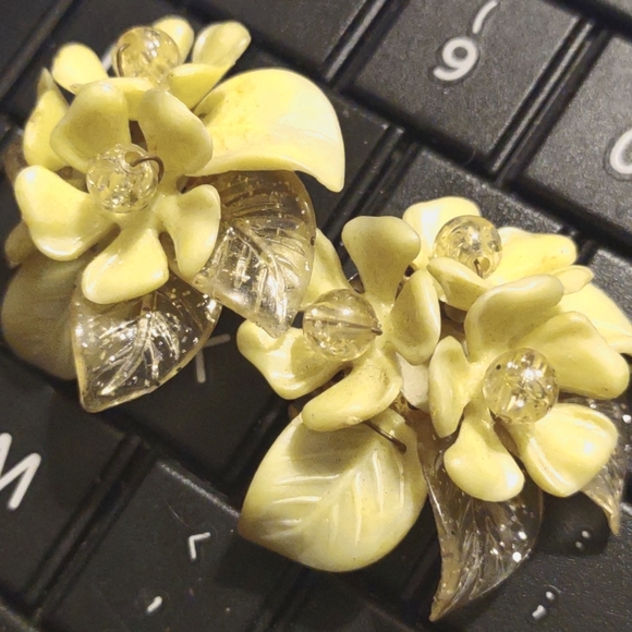 Gorgeous 1940s celluloid clip-on earrings of a beautiful floral flower - Picture 2 of 2